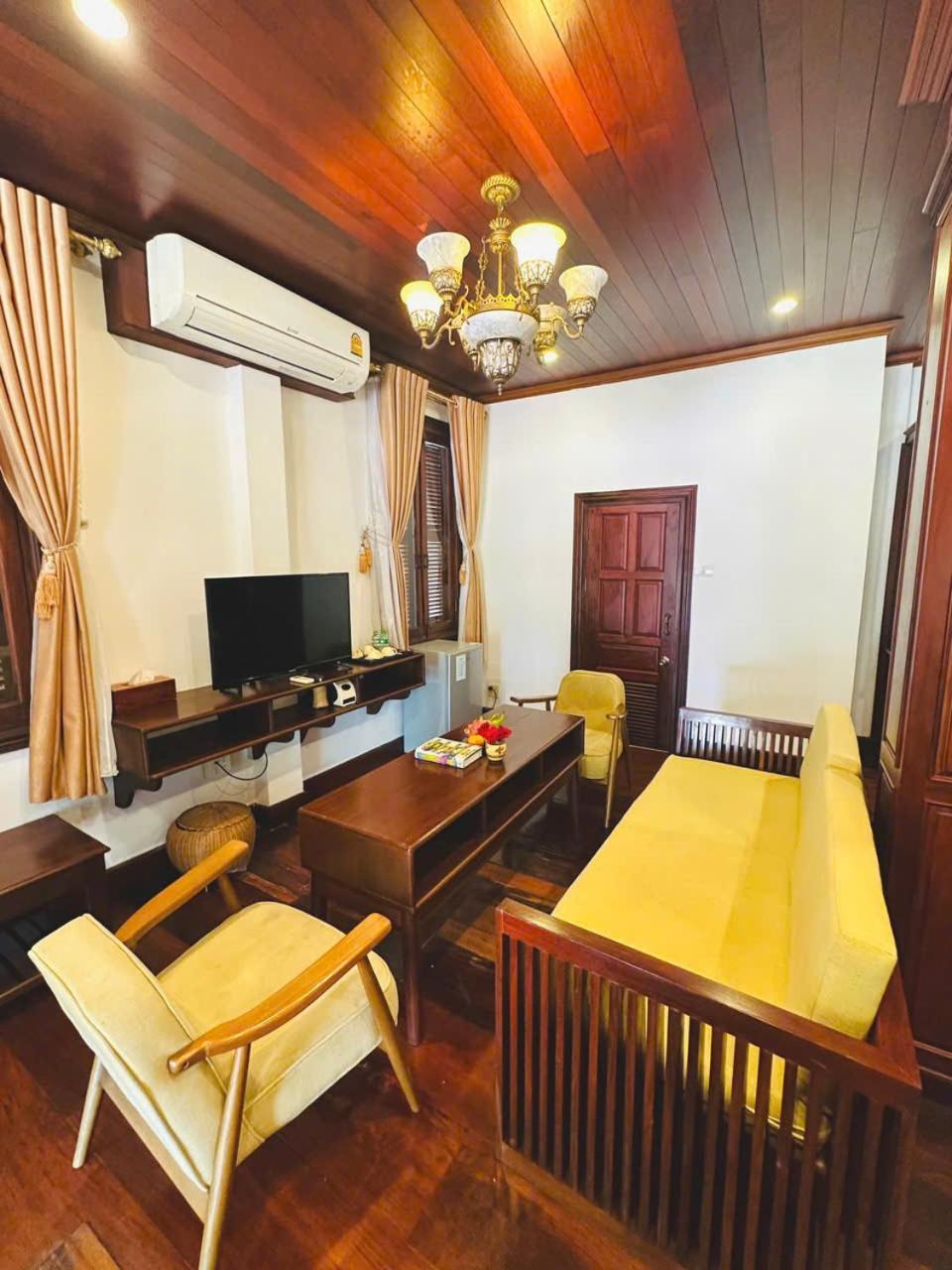 แม่โขง ชาร์ม ริเวอร์ไซด์ Hotel หลวงพระบาง ภายนอก รูปภาพ